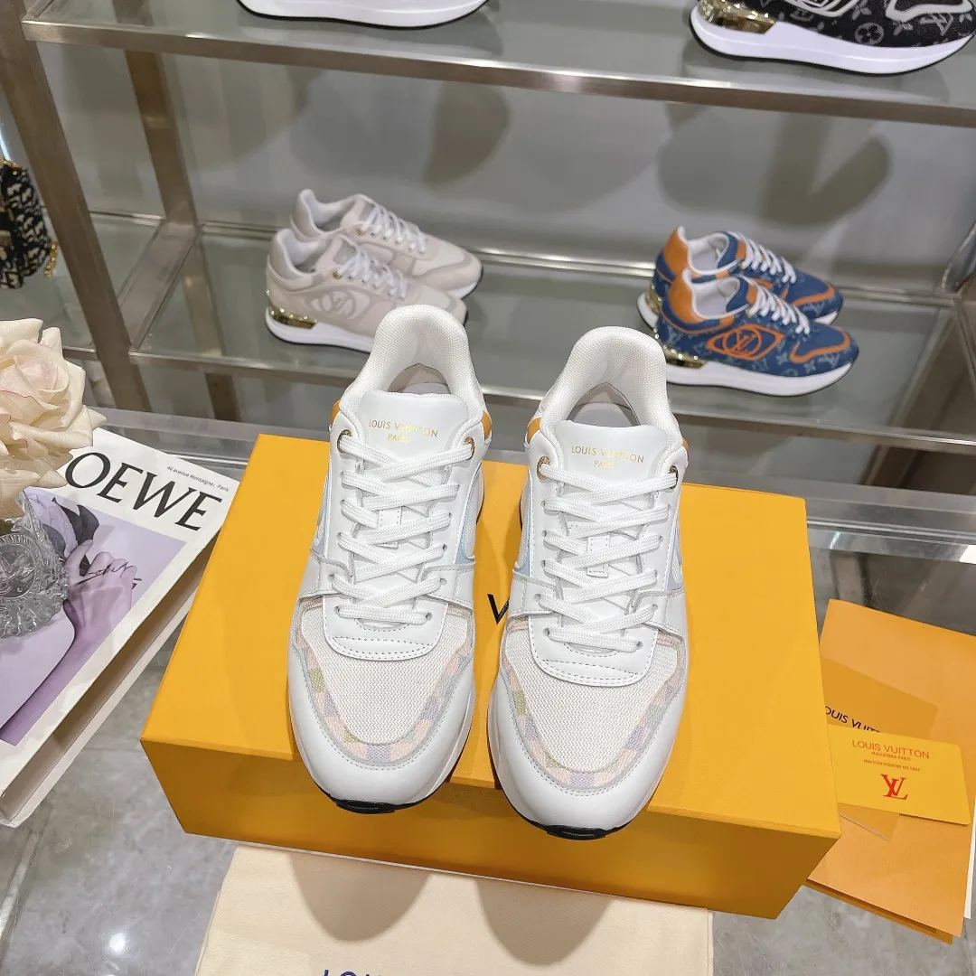 [L Family] P: 760💰Size 35-42 for women, 39-46 for men, (41.42 for women, 45.46 for men, customized) .LV Donkey Brand 🔥🔥LOUIS VUITTON Louis Vuitton's official website synchronizes the 2025 autumn and winter couple's models, which are now on the market, this Neo Run Away sneakers are inspired by running shoes, integrating LV's iconic must-have shoes into the trend. This version is a 1:1 replica of the original version. It is made of two-tone calfskin to highlight its simple lines and unique wedge outsole. Key details include the LV initials on the side and an engraved gold heel stabilizer on the back plus a 2cm hidden insole.